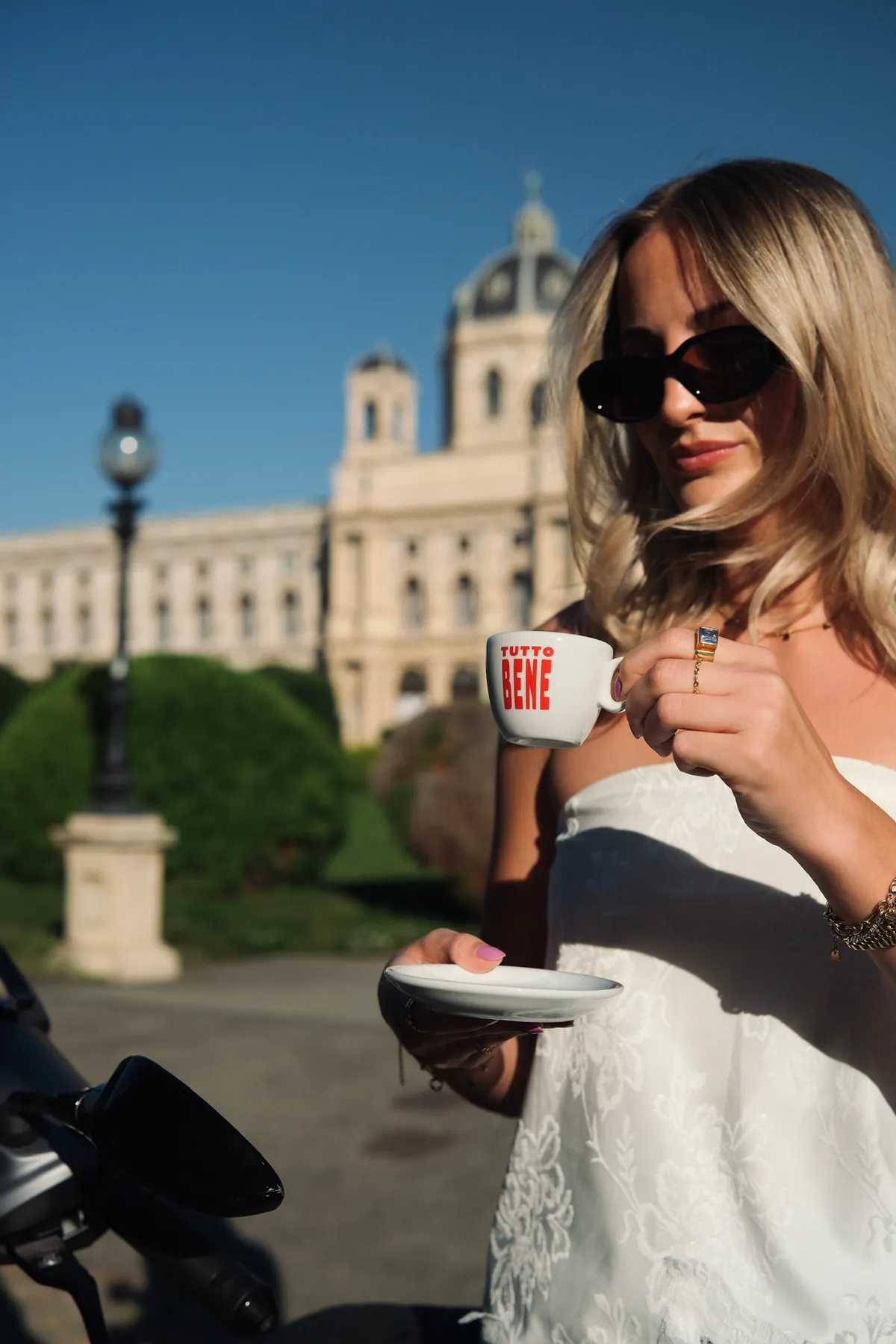 A Tutto Bene cup in front of the Naturhistorisches Museum in Vienna